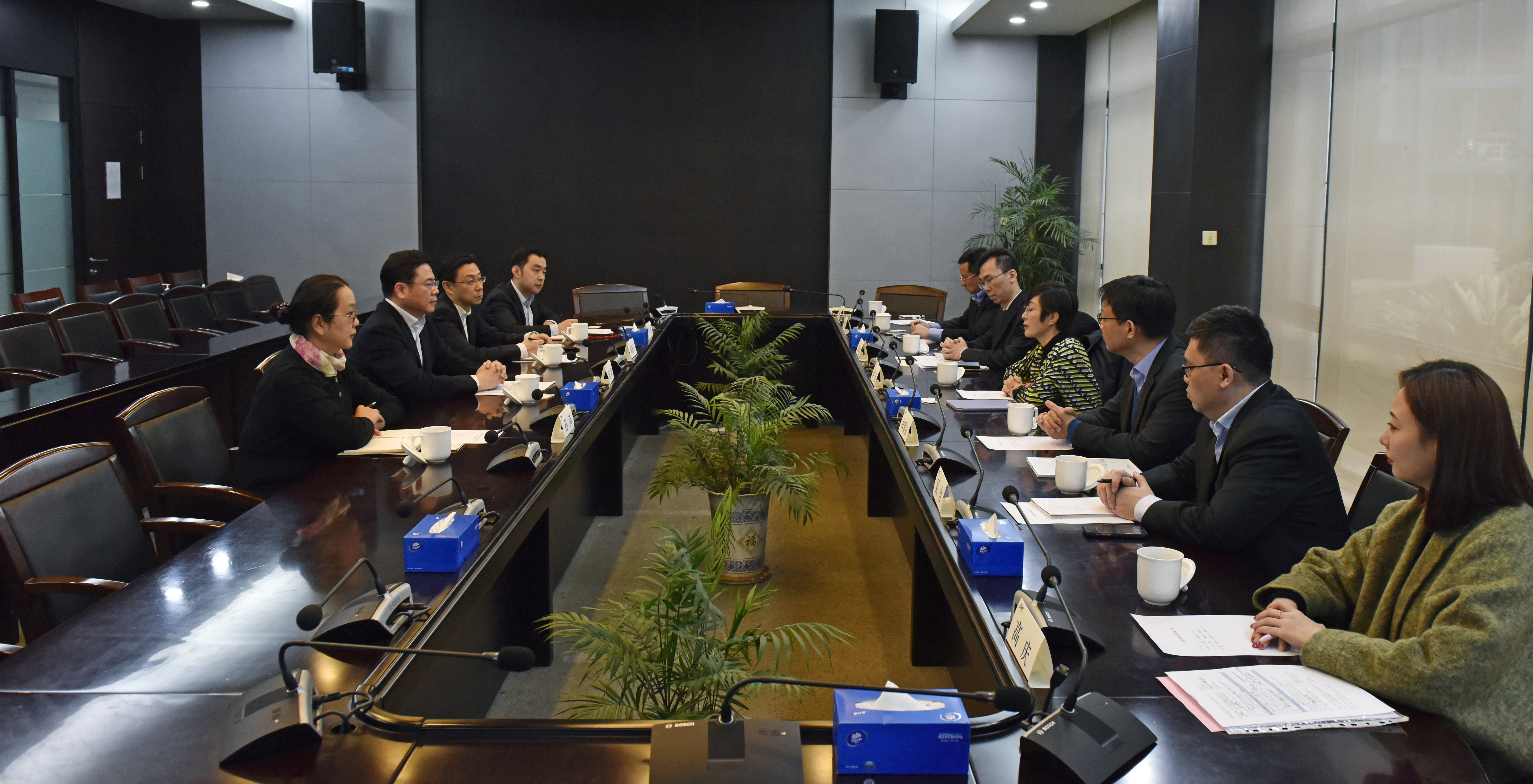 省商务厅领导会见香港特区政府驻上海经济贸易办事处主任蔡亮